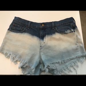 Levi’s frayed denim shorts. Side 12